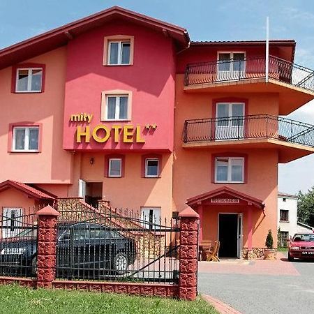 Hotel Mily Krosno Extérieur photo