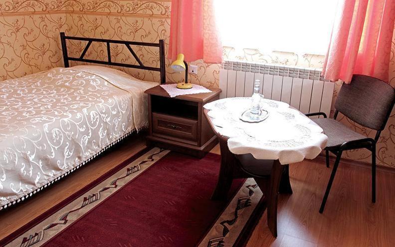 Hotel Mily Krosno Extérieur photo