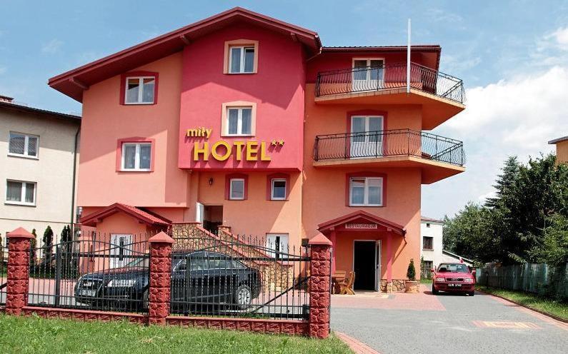 Hotel Mily Krosno Extérieur photo