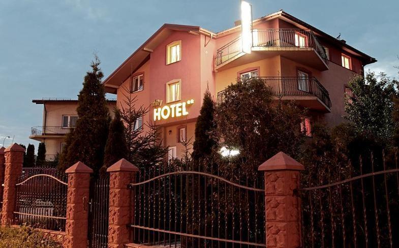 Hotel Mily Krosno Extérieur photo